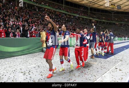 Berlin, Allemagne. 17 mai, 2014. La finale de la Coupe de football allemand. Borussia Dortmund et le Bayern Munich. Dante (FC Bayern), célèbre avec le Bayern Fans Credit : Action Plus Sport/Alamy Live News Banque D'Images