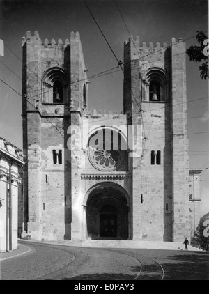 La Sé de Lisboa, également connue sous le nom de cathédrale de Lisbonne, est un monument historique de la ville. C'est l'une des églises les plus anciennes et les plus emblématiques du Portugal, avec des éléments architecturaux gothiques. Banque D'Images