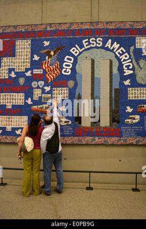 New York, NY, USA. 16 mai, 2014. Couple looking at a memorial quilt à l'ouverture récente du Musée du 11 septembre à Ground Zero à New York. Crédit : Christopher Penler/Alamy Live News Banque D'Images