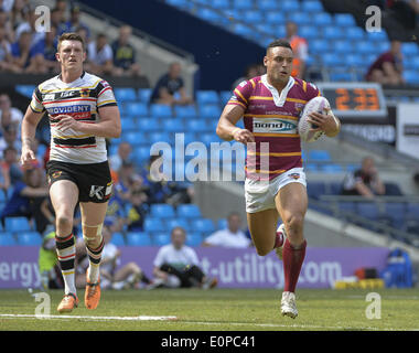 Manchester, Greater Manchester, UK. 18 mai, 2014. Huddersfield Giants JODIE BROUGHTON brise les Bradford Bulls pour la défense au cours de la partition Huddersfield Giants -V- Bradford Bulls match au stade Etihad : Steve FlynnZUMA Appuyez sur Crédit : Steve Flynn/ZUMA/ZUMAPRESS.com/Alamy fil Live News Banque D'Images