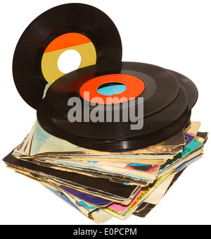 45 tr/min pile de disques vinyle sur fond blanc Banque D'Images