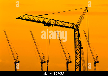 Grues de construction industrielle construction et silhouettes Banque D'Images