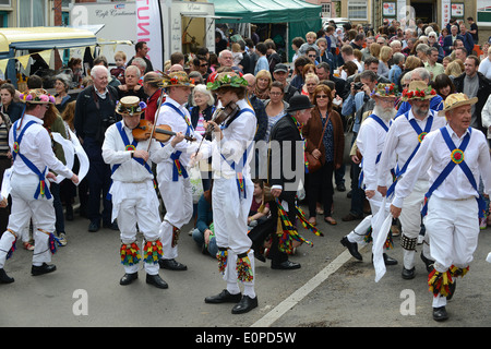 Le Jockey Morris Men of Birmingham danse de rue au Green Man Festival à Clun, dans le Shropshire, au Royaume-Uni. Morris Dancers danse rue Banque D'Images