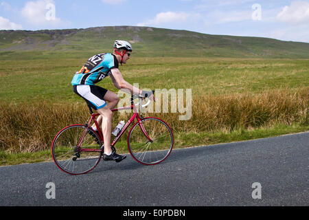 Sleightholme Moor, Arkengarthdale, Yorkshire Dales National Park, UK . 18 mai, 2014. 1000 coureurs ont pris part à la 112 mille Etape du Dales une cyclosportive qui a eu lieu en mai de chaque année, dans le Yorkshire au Royaume-Uni. Il est classé comme l'un des plus populaires et sportives difficiles au Royaume-Uni et est considéré comme l'un des dix meilleurs manèges au Royaume-Uni. En 2010, Malcolm Elliott a établi un record de parcours de 5h, 43m, et 24s. Credit : Mar Photographics/Alamy Live News Banque D'Images