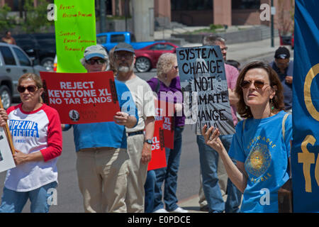 Denver, Colorado. Les écologistes rassemblement à l'Colorado State Capitol de s'opposer à la pipeline Keystone XL, qui assurerait le transport du pétrole des sables bitumineux du Canada vers la côte américaine du golfe du Mexique. Crédit : Jim West/Alamy Live News Banque D'Images