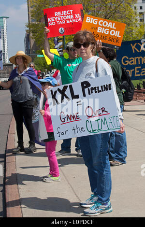 Denver, Colorado. Les écologistes rassemblement à l'Colorado State Capitol de s'opposer à la pipeline Keystone XL, qui assurerait le transport du pétrole des sables bitumineux du Canada vers la côte américaine du golfe du Mexique. Crédit : Jim West/Alamy Live News Banque D'Images
