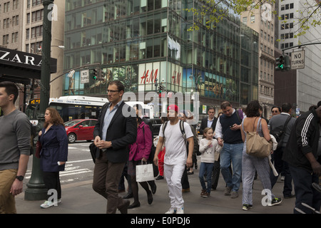 42e près de la 5ème avenue est toujours encombrée de touristes, les New-yorkais et des employés de bureau. NYC. Banque D'Images