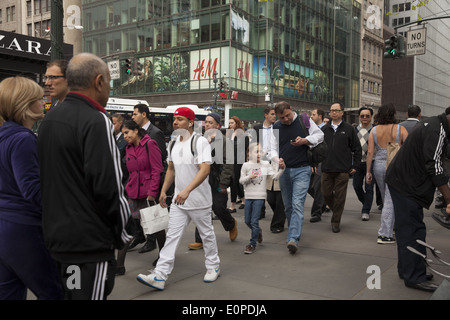 42e près de la 5ème avenue est toujours encombrée de touristes, les New-yorkais et des employés de bureau. NYC. Banque D'Images