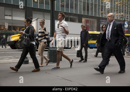 42e près de la 5ème avenue est toujours encombrée de touristes, les New-yorkais et des employés de bureau. NYC. Banque D'Images