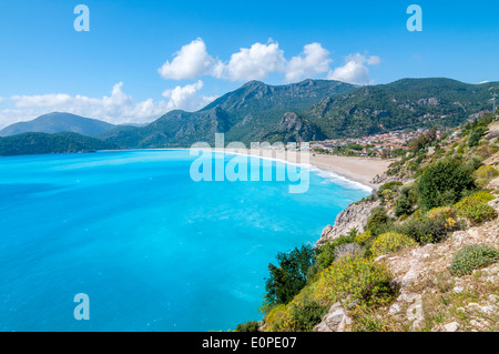 Le bleu turquoise de la mer Egée exquis vu du dessus qui montre la plage de la ville de Oludeniz Fethiye en Turquie près de Banque D'Images