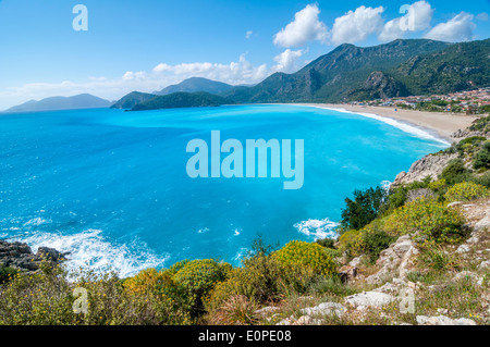 Le bleu turquoise de la mer Egée exquis vu du dessus qui montre la plage de la ville de Oludeniz Fethiye en Turquie près de Banque D'Images