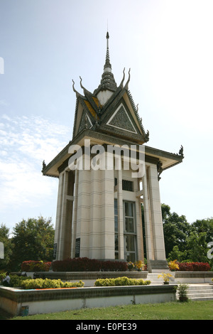 Stupa commémoratif bouddhique à Choeung Ek, champs de la mort, à Phnom Penh, Cambodge Banque D'Images