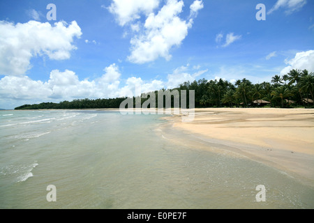 Ciel bleu sur une plage déserte à Koh Maak (Koh Mak), Thaïlande Banque D'Images