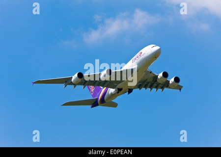 Airbus A380 de Thai Airways décolle Banque D'Images