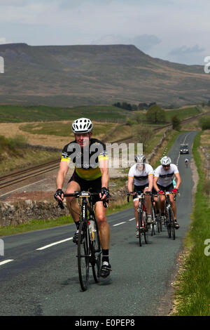 Lund, Ais Gill, Yorkshire Dales National Park, UK . 18 mai, 2014. L'Etape du Dales est une cyclosportive qui a eu lieu en mai de chaque année, dans le Yorkshire au Royaume-Uni. Il est classé comme l'un des plus populaires et sportives difficiles au Royaume-Uni et est considéré comme l'un des dix meilleurs manèges au Royaume-Uni. En 2010, Malcolm Elliott a établi un record de parcours de 5h, 43m, et 24s. Banque D'Images