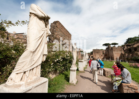 Les touristes dans le 1er siècle après JC, maison des vestales ou Vestales, le Forum Romain, l'ancienne Rome, Italie Banque D'Images