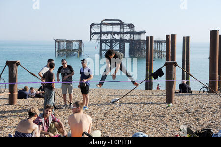 Brighton Sussex UK 18 mai 2014 - Les gens d'équilibriste à pied par le West Pier de Brighton à la fin d'un week-end de temps chaud tout au long de la Grande-Bretagne Crédit : Simon Dack/Alamy Live News Banque D'Images