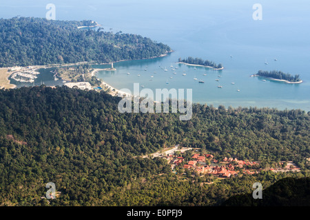 Vue aérienne d'un village et des bateaux sur la mer à Langkawi, Malaisie. Banque D'Images