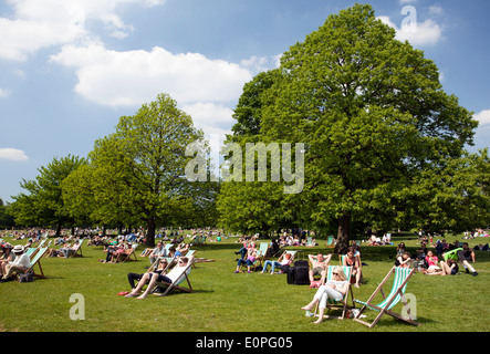 Les gens peuvent profiter d'une journée ensoleillée à Hyde Park, Londres Banque D'Images