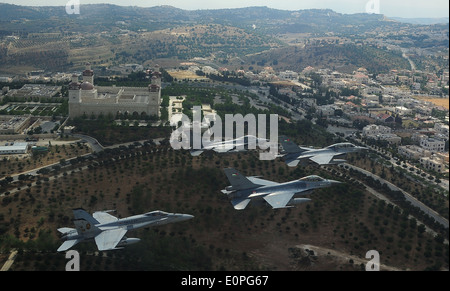 Nous et Royal Jordanian Air Force F-16 Fighting Falcon et un US Marine Corps F-18 Hornet voler en formation le Roi Hussein Bin Talal Mosque pendant l'exercice Tiger désireux 13 mai 2014 à Amman, Jordanie. Banque D'Images