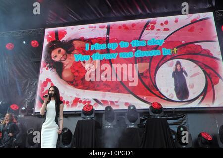 Vienne, Autriche. 18 mai, 2014. Chanteur autrichien Conchita Wurst effectue lors d'un concert à Vienne, le 18 mai 2014. Wurst a remporté le Concours Eurovision de la chanson à Copenhague . Credit : Qian Yi/Xinhua/Alamy Live News Banque D'Images