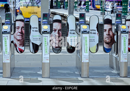Annonces pour les Samaritians la charité sur les obstacles à la gare de Waverley à Édimbourg, Écosse, Royaume-Uni. Banque D'Images