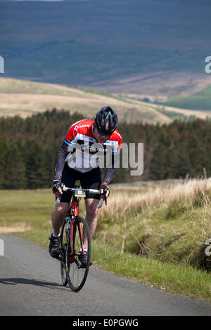 , Dentdale Yorkshire Dales National Park, Royaume-Uni . 18 mai, 2014. L'Etape du Dales est une cyclosportive qui a eu lieu en mai de chaque année, dans le Yorkshire au Royaume-Uni. Il est classé comme l'un des plus populaires et sportives difficiles au Royaume-Uni et est considéré comme l'un des dix meilleurs manèges au Royaume-Uni. En 2010, Malcolm Elliott a établi un record de parcours de 5h, 43m, et 24s. Banque D'Images