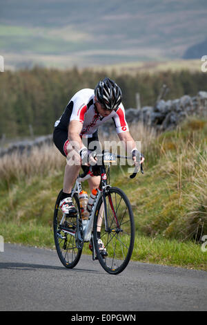 Cervelo sports bike à l'Etape du Dales un cyclosportive qui a lieu en mai chaque année, dans le Yorkshire Dales au Royaume-Uni. Il est classé parmi les sportifs les plus populaires et les plus stimulants du Royaume-Uni et est considéré comme l'un des dix meilleurs manèges du Royaume-Uni. En 2010, Malcolm Elliott a établi un record de 5h, 43m et 24s. Banque D'Images