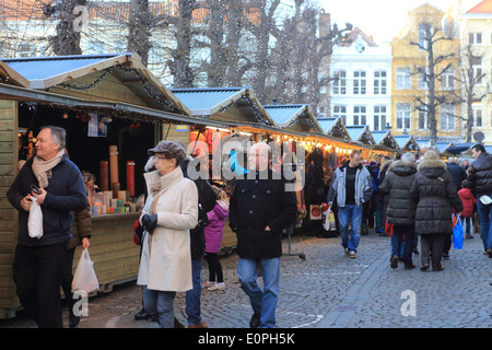 Les étals du marché de Noël le Simon Stevinplein, dans la vieille ville de Bruges/Brugge, en Belgique, Europe Banque D'Images