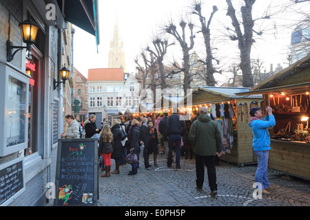 Les étals du marché de Noël le Simon Stevinplein, dans la vieille ville de Bruges/Brugge, en Belgique, Europe Banque D'Images