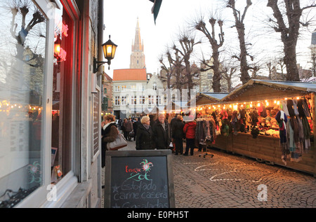 Les étals du marché de Noël le Simon Stevinplein, dans la vieille ville de Bruges/Brugge, en Belgique, Europe Banque D'Images