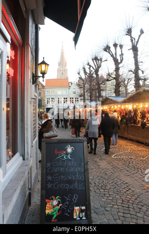 Les étals du marché de Noël le Simon Stevinplein, dans la vieille ville de Bruges/Brugge, en Belgique, Europe Banque D'Images