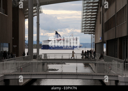 Ferry passant le Astrup Fearnley Art Gallery à Oslo Banque D'Images