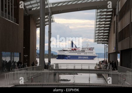DFDS Seaways Ferry passant l'Art Astrup Fearnley Museum à Oslo Banque D'Images
