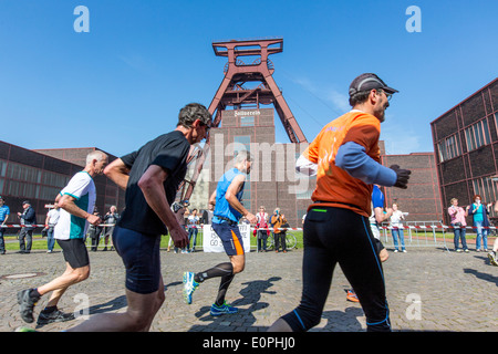 Marathon de la Ruhr, en passant par la mine de charbon de Zollverein, site du patrimoine mondial à Essen, en Allemagne. Les pistes passe 4 ville avec 7000 runner Banque D'Images