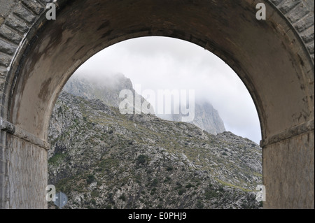 Arch dans un viaduc routier sur le chemin de Sa Calobra, Serra de Tramuntana, Majorque, Espagne Banque D'Images