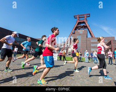 Marathon de la Ruhr, en passant par la mine de charbon de Zollverein, site du patrimoine mondial à Essen, en Allemagne. Les pistes passe 4 ville avec 7000 runner Banque D'Images