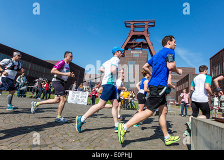 Marathon de la Ruhr, en passant par la mine de charbon de Zollverein, site du patrimoine mondial à Essen, en Allemagne. Les pistes passe 4 ville avec 7000 runner Banque D'Images