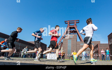 Marathon de la Ruhr, en passant par la mine de charbon de Zollverein, site du patrimoine mondial à Essen, en Allemagne. Les pistes passe 4 ville avec 7000 runner Banque D'Images