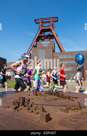 Marathon de la Ruhr, en passant par la mine de charbon de Zollverein, site du patrimoine mondial à Essen, en Allemagne. Les pistes passe 4 ville avec 7000 runner Banque D'Images