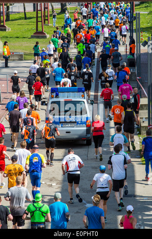 Marathon de la Ruhr, en passant par la mine de charbon de Zollverein, site du patrimoine mondial à Essen, en Allemagne. Les pistes passe 4 ville avec 7000 runner Banque D'Images