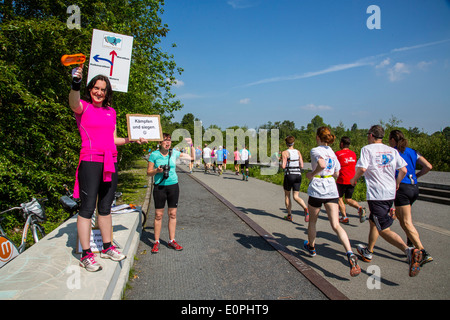 Marathon de la Ruhr, en passant par la mine de charbon de Zollverein, site du patrimoine mondial à Essen, en Allemagne. Les pistes passe 4 ville avec 7000 runner Banque D'Images