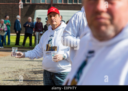 Marathon de la Ruhr, en passant par la mine de charbon de Zollverein, site du patrimoine mondial à Essen, en Allemagne. Les pistes passe 4 ville avec 7000 runner Banque D'Images