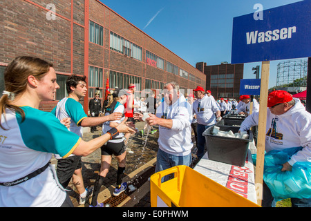 Marathon de la Ruhr, en passant par la mine de charbon de Zollverein, site du patrimoine mondial à Essen, en Allemagne. Les pistes passe 4 ville avec 7000 runner Banque D'Images