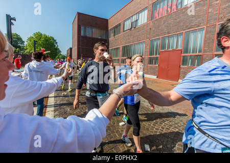 Marathon de la Ruhr, en passant par la mine de charbon de Zollverein, site du patrimoine mondial à Essen, en Allemagne. Les pistes passe 4 ville avec 7000 runner Banque D'Images