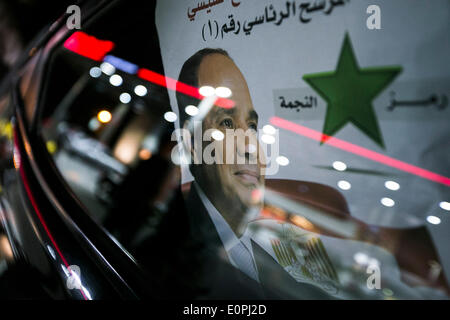 Le Caire, Égypte. 18 mai, 2014. Une affiche d'Égypte candidate présidentielle Abdel-Fattah al-Sissi est visible à l'intérieur d'un parking par une campagne au Caire, Égypte, le 18 mai 2014. Égyptiens réunis ici le dimanche à la course de retour Sisi président au cours de la prochaine élection présidentielle le 26 mai et 27 mai. © Cui Xinyu/Xinhua/Alamy Live News Banque D'Images