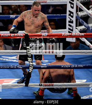 17 mai, 2014. INGLEWOOD CA. Mike Alvarado(L) renverse Juan Márquez au cours de la 9e tour samedi au Los Angeles Forum. Juan Marquez a pris la victoire après 12 rondes par décision unanime pour le titre de champion (WBO) élimination bout titre.Photos par Gene Blevins/LA DailyNews/ZumaPress (crédit Image : ©/ZUMAPRESS.com) Blevins génique Banque D'Images