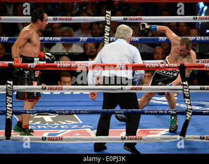 17 mai, 2014. INGLEWOOD CA. ( En noir/garniture rouge les lignes) du Mexique Juan Marquez(L) renverse Mike Alvarado au cours de la 8e ronde samedi au Los Angeles Forum. Juan Marquez a pris la victoire par décision unanime pour le titre de champion (WBO) élimination bout intitulé. Photos de Gene Blevins/LA/ZumaPres DailyNews (crédit Image : ©/ZUMAPRESS.com) Blevins génique Banque D'Images