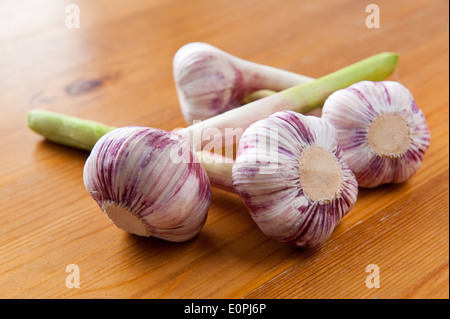 L'ail coupé brut rose Légumes-bulbes allongé sur table en bois Banque D'Images
