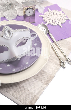 Thème violet lilas Bonne Année élégante table à manger couverts avec copie blanche de l'espace pour votre texte ici. Banque D'Images
